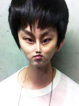 ฮีชอล (Hee Chul) ทวีทด้วยภาพตลกๆ ของเขา!