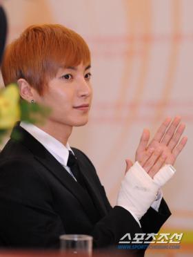 ลีทึก (Lee Teuk) ได้รับการบาดเจ็บที่นิ้วก้อย!