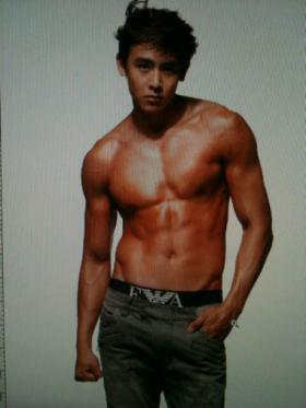 นิชคุณ (Nichkhun) จากวง 2PM เผยภาพซิกแพคของเขา!