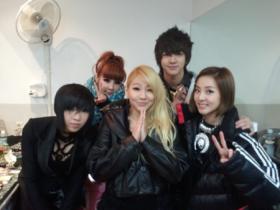 Thunder ไปเยี่ยมห้องแต่งตัววง 2NE1!