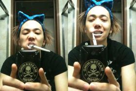 ลีฮงกิ (Lee Hong Ki) โชว์ภาพของเขาในขณะที่ล้างหน้าแปรงฟัน