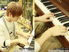 ภาพของลีทึก (Lee Teuk) เล่นเปียโน!