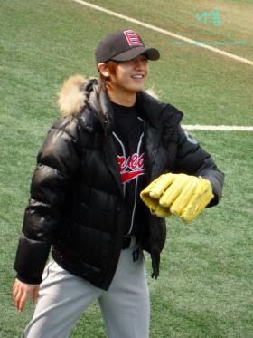 ภาพโฮยองแซง (Heo Young Saeng) เล่นเบสบอล?