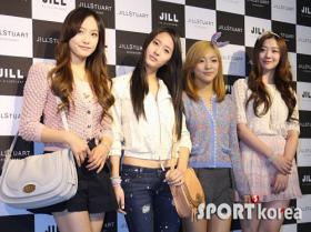 สมาชิกวง f(x) ไปร่วมงานแฟชั่น Jill Stuart!