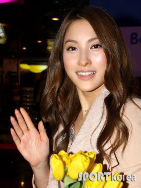 ปาร์คกยูริ (Park Gyuri) ไปร่วมการฉายภาพยนตร์เรื่อง Alpha and Omega!