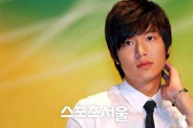 ลีมินโฮ (Lee Min Ho) ฝึกร่างกายของเขาด้วยการว่ายน้ำ!