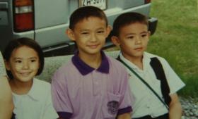 ภาพของนิชคุณ (Nichkhun) ที่ถ่ายกับพี่น้องของเขาเมื่อสมัยเด็ก!