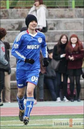 คลิปวีดีโอและภาพคิมฮยอนจุง (Kim Hyun Joong) จากการแข่งบอลเพิ่มเติม