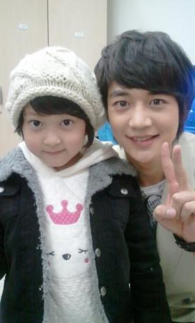 อันโซฮยอน (Ahn Seo Hyun) ถ่ายภาพกับมินโฮ (Min Ho)!