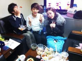 โจควอน (Jo Kwon) เผยภาพเบื้องหลังของพิธีกรรายการ Inkigayo!