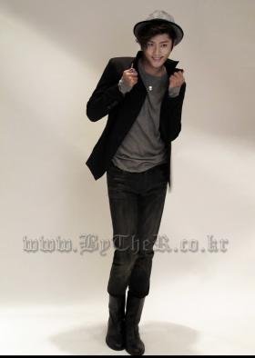 ภาพคิมคยูจง (Kim Kyu Jong) และโฮยองแซง (Heo Young Saen) ถ่ายให้กับเครื่องแต่งกายแบรนด์ ByTheR!