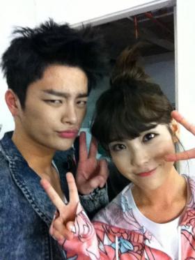 โซอินกุ๊ก (Seo In Gook) ถ่ายภาพกับรุ่นพี่ IU!