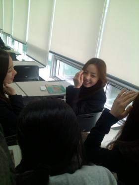 ภาพคูฮาร่า (Goo Hara) พูดคุยเล่นกับเพื่อนๆ