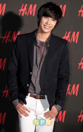 ปาร์คจองมิน (Park Jung Min) ไปร่วมเปิดงานปาร์ตี้ของ H&amp;M!