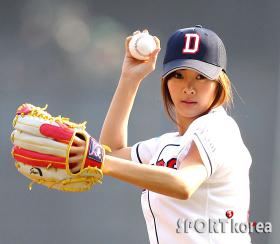 G.NA ไปโยนลูกเบสบอลที่งาน 2011 Lotte Card Pro Baseball!