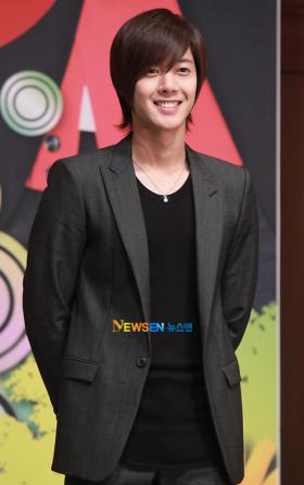 คิมฮยอนจุง (Kim Hyun Joong) เป็นสมาชิกคนที่ 4 ของวง SS501 ที่มีผลงานเดี่ยว!