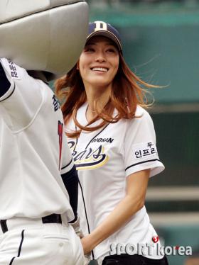 คาฮี (Ka Hi) โยนลูกให้กับทีม Doosan Bears!