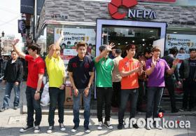 วง 2PM ไปร่วมกิจกรรมกับแฟนๆ ในนามของแบรนด์ Nepa