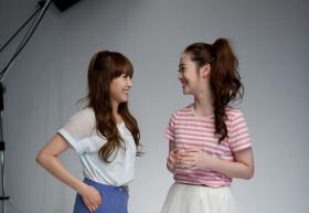 ภาพของ Victoria และซอลลี่ (Sulli) ในการถ่ายทำโฆษณา Smoothie King