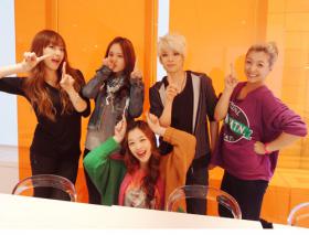 สมาชิกวง f(x) ฉลองความสำเร็จติดชาร์ตเรียลไทม์