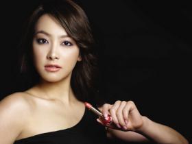 Victoria มาเป็นพรีเซ็นเตอร์ให้กับแบรนด์ Estee Lauder