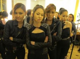 วง Wonder Girls ถ่ายภาพกับครูสอนเต้นคิมฮวายอง (Kim Hwa Young)