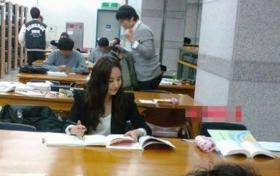 ปาร์คมินยอง (Park Min Young) อ่านหนังสือในห้องสมุด!