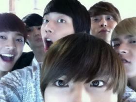 ดูจุน (Doo Joon) ทักทายแฟนๆ ด้วยภาพของ B2ST!