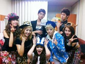 ภาพของวง f(x) และวงดงบังชินกิ (TVXQ) ที่หลังเวทีรายการ Music Bank