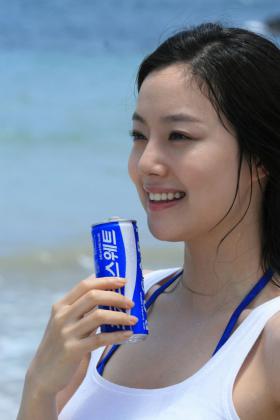 มูนแชวอน (Moon Chae Won) เป็นพรีเซ็นเตอร์สำหรับเครื่องดื่ม Pocari Sweat 