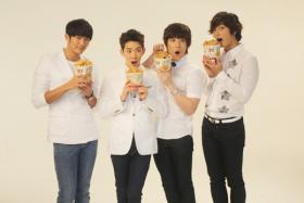 วง 2AM เป็นพรีเซ็นเตอร์ให้กับ BHC Chicken!