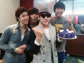 สมาชิกวง 2AM ฉลองวันเกิดให้ชางมิน (Changmin)