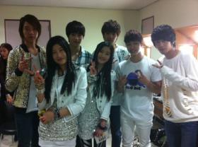จองยองฮวา (Jung Yong Hwa) มอบของขวัญให้กับวงนักร้องหญิง SpinEL!