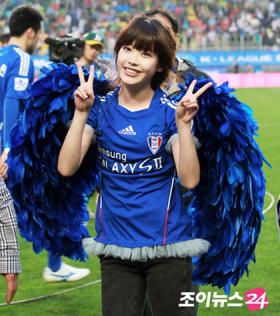 IU แสดงที่งาน Suwon Samsung Bluewings!