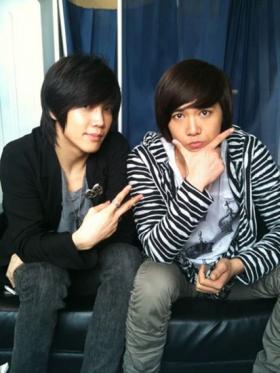 ลีฮงกิ (Lee Hong Ki) ถ่ายภาพกับโอวอนบิน (Oh Won Bin)