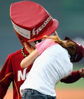 ซูบิน (Su Bin) ร่วมในการแข่งขันเบสบอลระหว่าง Nexen Heroes และ LG Twins