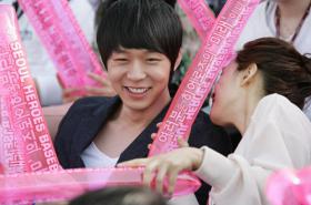 ภาพของยูชอน (Yoochun) เชียร์เบสบอลในละครเรื่อง Ripley