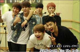 วง B2ST เป็นแขกรับเชิญรายการวิทยุ Kiss the Radio