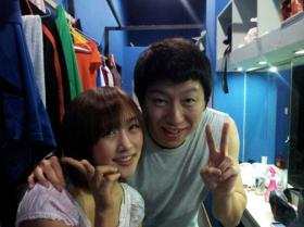 คิมซูโร (Kim Soo Ro) ถ่ายภาพกับ Nicole 