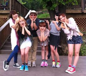 ยูนจงชิน (Yoon Jong Shin) ถ่ายภาพแบบสนิทสนมกับวง 4minute