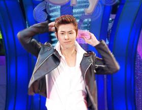 ยูนโฮ (Yunho) เปลี่ยนมาเป็นลุคของ John Travolta