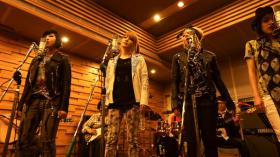ไลฟ์เพลง Lonely ในรายการ YG ON AIR 