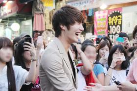 ภาพจองอิลวู (Jung Il Woo) ใน Guerilla Date ที่ถนนฮองเด