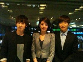 ลีทึก (Lee Teuk) และอึนฮยอค (Eun Hyuk) จากวง Super Junior ให้สัมภาษณ์ Newdesk