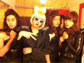 สมาชิกวง Super Junior ในลุค Lady GaGa และ Beyonce!