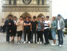 วง Super Junior และวง SHINee ถ่ายภาพที่กรุงปารีสด้วยกัน!