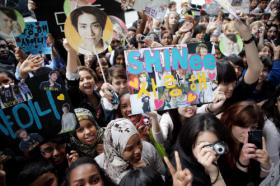 แฟนๆ ลอนดอนมาชมการแสดงวง SHINee!