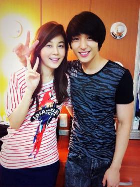 จงฮุน (Jong Hoon) ถ่ายภาพกับคิมฮานึล (Kim Ha Neul) 