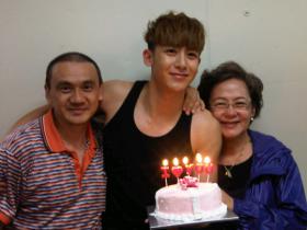 นิชคุณ (Nichkhun) ฉลองวันเกิดกับพ่อและแม่
