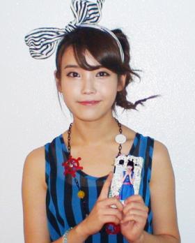 IU กลายมาเป็นนางแบบพรีเซ็นเตอร์ให้กับปลอกมือถือ